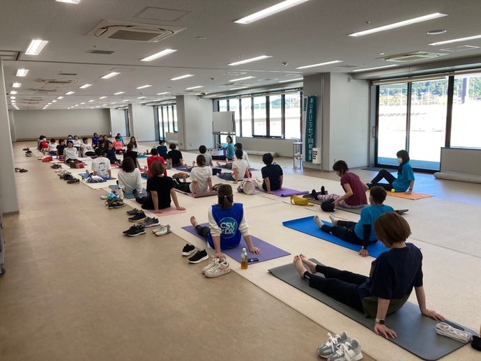 写真5:参加者が足を伸ばしている
